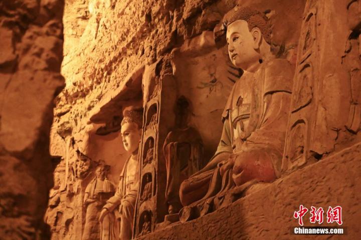 7月15日，甘肅省平?jīng)鍪袥艽h百里石窟長廊中的王母宮石窟造像。百里石窟長廊位于涇川縣境內(nèi)，由512個石窟、5眼窟中石井組成，現(xiàn)存王母宮石窟、鳳凰山石窟、南石窟寺、丈八寺石窟、羅漢洞石窟、太山寺石窟等規(guī)模較大的石窟群，還有數(shù)量眾多的小石窟群。王母宮石窟又名千佛洞，該窟設(shè)計宏大，造像生動，窟內(nèi)擁有造像數(shù)百尊，是較為珍貴的佛教文化歷史遺存。中新社記者 李亞龍 攝</p>
<p>