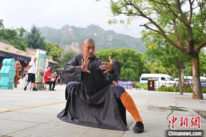 7月14日，甘肅省平?jīng)鍪嗅轻忌骄皡^(qū)內(nèi)，嵩山少林弟子展示武藝。7月13日至14日，“2024年北京體育大學(xué)第十五屆國際武術(shù)比賽交流大會暨首屆崆峒山國際武術(shù)大會”舉行，大會也在崆峒山景區(qū)進行問道崆峒、武術(shù)高級研修班、崆峒拜師等系列活動。中新社記者 李亞龍 攝</p>
<p>