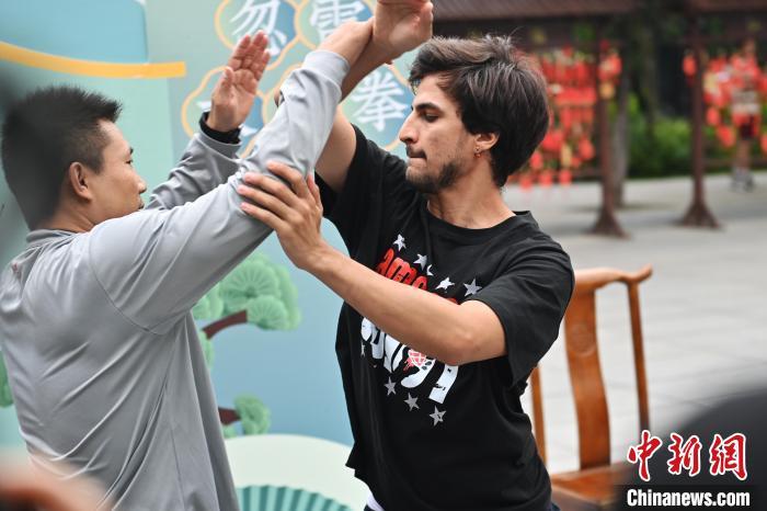 7月14日，甘肅省平?jīng)鍪嗅轻忌骄皡^(qū)內(nèi)，外籍武術(shù)愛好者(右)進行忽雷太極拳切磋。7月13日至14日，“2024年北京體育大學(xué)第十五屆國際武術(shù)比賽交流大會暨首屆崆峒山國際武術(shù)大會”舉行，大會也在崆峒山景區(qū)進行問道崆峒、武術(shù)高級研修班、崆峒拜師等系列活動。中新社記者 李亞龍 攝</p>
<p>