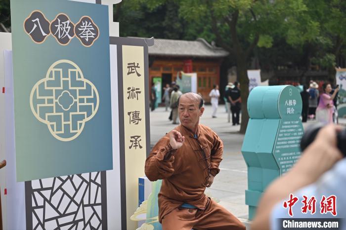 7月14日，甘肅省平?jīng)鍪嗅轻忌骄皡^(qū)內(nèi)，八極拳傳承人展示八極拳。7月13日至14日，“2024年北京體育大學(xué)第十五屆國際武術(shù)比賽交流大會暨首屆崆峒山國際武術(shù)大會”舉行，大會也在崆峒山景區(qū)進行問道崆峒、武術(shù)高級研修班、崆峒拜師等系列活動。中新社記者 李亞龍 攝</p>
<p>