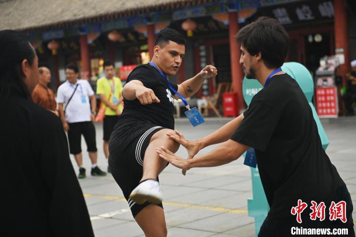 7月14日，甘肅省平?jīng)鍪嗅轻忌骄皡^(qū)內(nèi)，外籍武術(shù)愛好者切磋武藝。7月13日至14日，“2024年北京體育大學(xué)第十五屆國際武術(shù)比賽交流大會暨首屆崆峒山國際武術(shù)大會”舉行，大會也在崆峒山景區(qū)進行問道崆峒、武術(shù)高級研修班、崆峒拜師等系列活動。中新社記者 李亞龍 攝