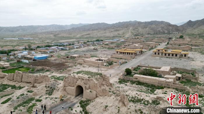 7月13日，位于山丹漢明長城遺址里的硤口古城。(無人機(jī)圖片) 　九美旦增 攝