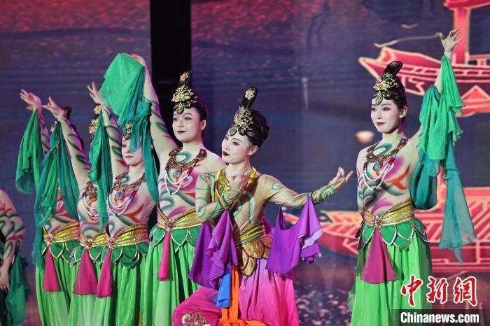 7月19日晚，第五屆黃河之濱文藝展演在蘭州體育文化廣場開幕。圖為開幕式演出敦煌舞蹈。張曦予 攝