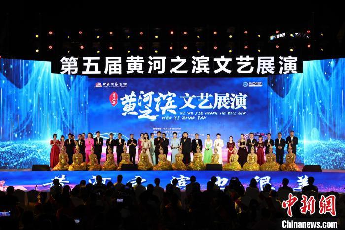 7月19日晚，第五屆黃河之濱文藝展演在蘭州體育文化廣場開幕。張曦予 攝