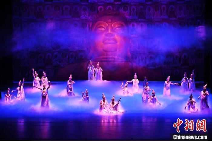 7月18日晚，中國(guó)經(jīng)典舞劇《絲路花雨》在甘肅蘭州黃河劇院進(jìn)行演出。中國(guó)經(jīng)典舞劇《絲路花雨》迎來45周年，7月17日-8月4日在蘭州開啟為期多天的駐場(chǎng)演出。該舞劇取材于敦煌莫高窟壁畫，集中國(guó)霓裳羽衣舞、敦煌舞、印度舞、黑巾舞、波斯馬鈴舞等于一身，自1979年演出至今，該劇先后在40多個(gè)國(guó)家和地區(qū)演出近4000場(chǎng)，觀眾550多萬(wàn)人次。中新社記者 李亞龍 攝</p>
<p>