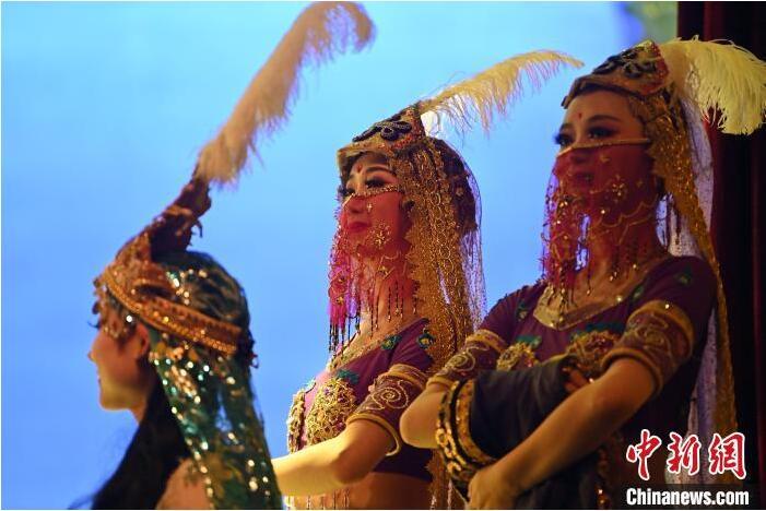 7月18日晚，中國(guó)經(jīng)典舞劇《絲路花雨》在甘肅蘭州黃河劇院進(jìn)行演出。中國(guó)經(jīng)典舞劇《絲路花雨》迎來45周年，7月17日-8月4日在蘭州開啟為期多天的駐場(chǎng)演出。該舞劇取材于敦煌莫高窟壁畫，集中國(guó)霓裳羽衣舞、敦煌舞、印度舞、黑巾舞、波斯馬鈴舞等于一身，自1979年演出至今，該劇先后在40多個(gè)國(guó)家和地區(qū)演出近4000場(chǎng)，觀眾550多萬(wàn)人次。中新社記者 李亞龍 攝</p>
<p>