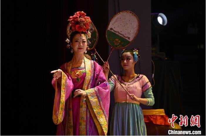 7月18日晚，中國(guó)經(jīng)典舞劇《絲路花雨》在甘肅蘭州黃河劇院進(jìn)行演出。中國(guó)經(jīng)典舞劇《絲路花雨》迎來45周年，7月17日-8月4日在蘭州開啟為期多天的駐場(chǎng)演出。該舞劇取材于敦煌莫高窟壁畫，集中國(guó)霓裳羽衣舞、敦煌舞、印度舞、黑巾舞、波斯馬鈴舞等于一身，自1979年演出至今，該劇先后在40多個(gè)國(guó)家和地區(qū)演出近4000場(chǎng)，觀眾550多萬(wàn)人次。中新社記者 李亞龍 攝</p>
<p>