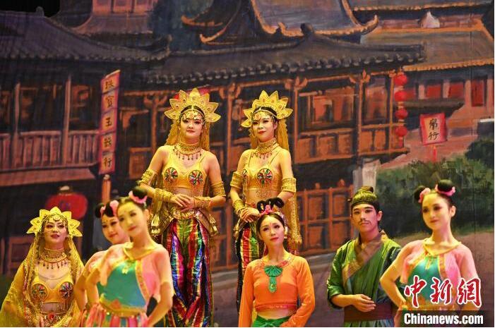 7月18日晚，中國(guó)經(jīng)典舞劇《絲路花雨》在甘肅蘭州黃河劇院進(jìn)行演出。中國(guó)經(jīng)典舞劇《絲路花雨》迎來45周年，7月17日-8月4日在蘭州開啟為期多天的駐場(chǎng)演出。該舞劇取材于敦煌莫高窟壁畫，集中國(guó)霓裳羽衣舞、敦煌舞、印度舞、黑巾舞、波斯馬鈴舞等于一身，自1979年演出至今，該劇先后在40多個(gè)國(guó)家和地區(qū)演出近4000場(chǎng)，觀眾550多萬(wàn)人次。中新社記者 李亞龍 攝</p>
<p>