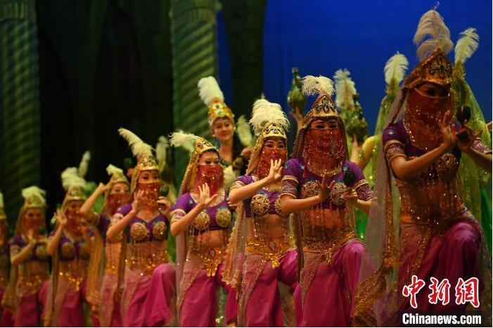 7月18日晚，中國(guó)經(jīng)典舞劇《絲路花雨》在甘肅蘭州黃河劇院進(jìn)行演出。中國(guó)經(jīng)典舞劇《絲路花雨》迎來45周年，7月17日-8月4日在蘭州開啟為期多天的駐場(chǎng)演出。該舞劇取材于敦煌莫高窟壁畫，集中國(guó)霓裳羽衣舞、敦煌舞、印度舞、黑巾舞、波斯馬鈴舞等于一身，自1979年演出至今，該劇先后在40多個(gè)國(guó)家和地區(qū)演出近4000場(chǎng)，觀眾550多萬(wàn)人次。中新社記者 李亞龍 攝</p>
<p>