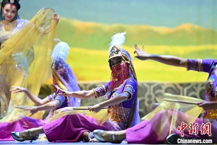 7月18日晚，中國(guó)經(jīng)典舞劇《絲路花雨》在甘肅蘭州黃河劇院進(jìn)行演出。中國(guó)經(jīng)典舞劇《絲路花雨》迎來45周年，7月17日-8月4日在蘭州開啟為期多天的駐場(chǎng)演出。該舞劇取材于敦煌莫高窟壁畫，集中國(guó)霓裳羽衣舞、敦煌舞、印度舞、黑巾舞、波斯馬鈴舞等于一身，自1979年演出至今，該劇先后在40多個(gè)國(guó)家和地區(qū)演出近4000場(chǎng)，觀眾550多萬(wàn)人次。中新社記者 李亞龍 攝</p>
<p>