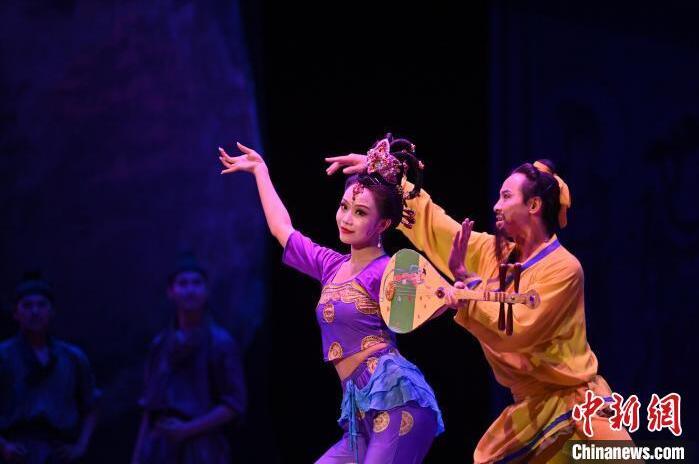 7月18日晚，中國(guó)經(jīng)典舞劇《絲路花雨》在甘肅蘭州黃河劇院進(jìn)行演出。中國(guó)經(jīng)典舞劇《絲路花雨》迎來45周年，7月17日-8月4日在蘭州開啟為期多天的駐場(chǎng)演出。該舞劇取材于敦煌莫高窟壁畫，集中國(guó)霓裳羽衣舞、敦煌舞、印度舞、黑巾舞、波斯馬鈴舞等于一身，自1979年演出至今，該劇先后在40多個(gè)國(guó)家和地區(qū)演出近4000場(chǎng)，觀眾550多萬(wàn)人次。中新社記者 李亞龍 攝</p>
<p>