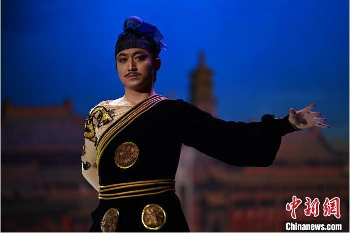 7月18日晚，中國(guó)經(jīng)典舞劇《絲路花雨》在甘肅蘭州黃河劇院進(jìn)行演出。中國(guó)經(jīng)典舞劇《絲路花雨》迎來45周年，7月17日-8月4日在蘭州開啟為期多天的駐場(chǎng)演出。該舞劇取材于敦煌莫高窟壁畫，集中國(guó)霓裳羽衣舞、敦煌舞、印度舞、黑巾舞、波斯馬鈴舞等于一身，自1979年演出至今，該劇先后在40多個(gè)國(guó)家和地區(qū)演出近4000場(chǎng)，觀眾550多萬(wàn)人次。中新社記者 李亞龍 攝