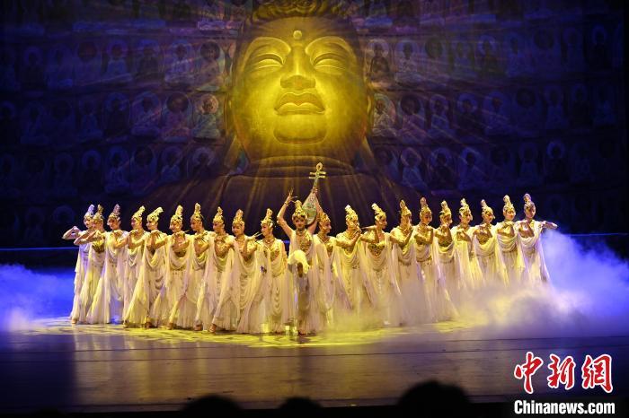 7月18日晚，中國經(jīng)典舞劇《絲路花雨》在甘肅蘭州黃河劇院演出。李亞龍 攝