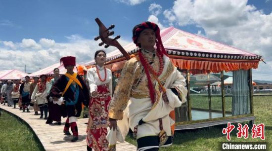 2024年6月，甘肅甘南藏族自治州上演藏服時(shí)裝秀。(資料圖)高瑩 攝