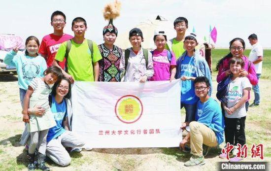 圖為蘭州大學(xué)文化行者團(tuán)隊(duì)走進(jìn)民族社區(qū)。(資料圖)蘭州大學(xué)供圖