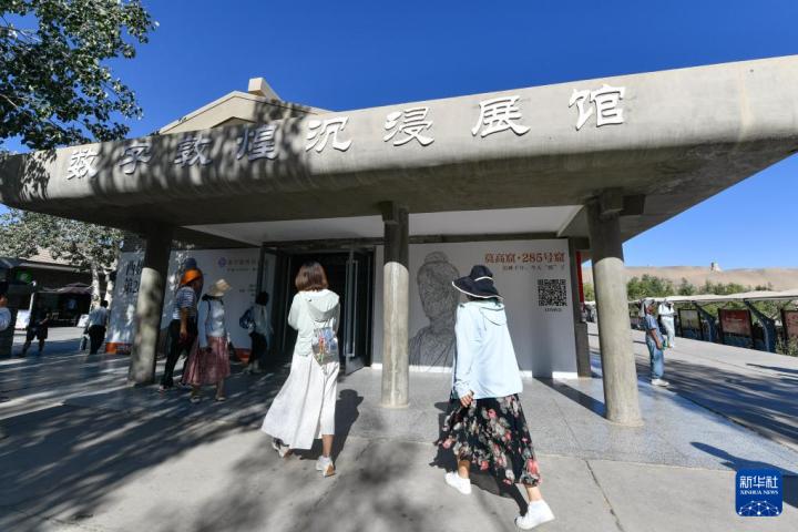 7月22日，游客排隊進入“尋境敦煌——數(shù)字敦煌沉浸展”場館。新華社記者 郎兵兵 攝</p>
<p>
