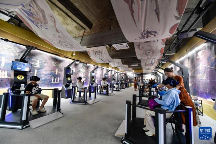 7月22日，游客線下體驗“尋境敦煌——數(shù)字敦煌沉浸展”。新華社記者 郎兵兵 攝</p>
<p>