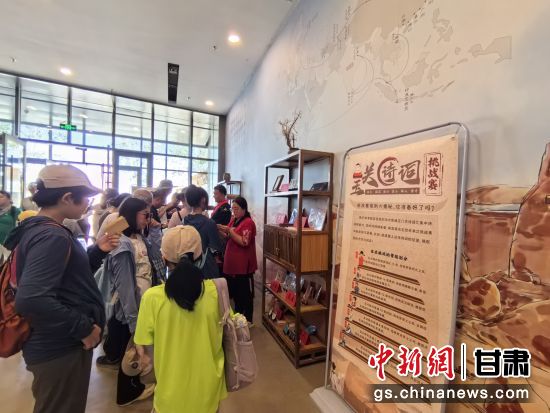 近日，玉門關(guān)遺址景區(qū)開啟了一場精彩紛呈的玉關(guān)詩詞挑戰(zhàn)賽，吸引眾多游人參與其中。玉門關(guān)遺址景區(qū)供圖