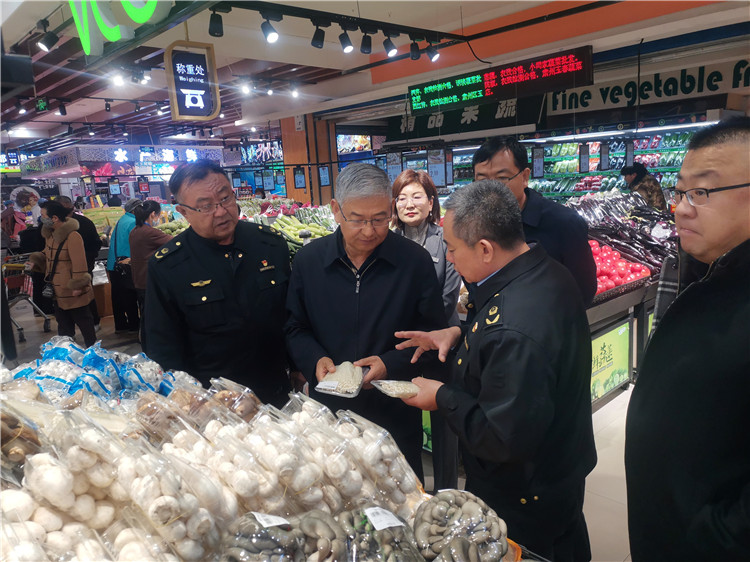 圖為市委常委、市紀委書記、市監(jiān)委主任張學(xué)勇調(diào)研食品安全責(zé)任包保企業(yè)西部天地商貿(mào)有限責(zé)任公司.jpg