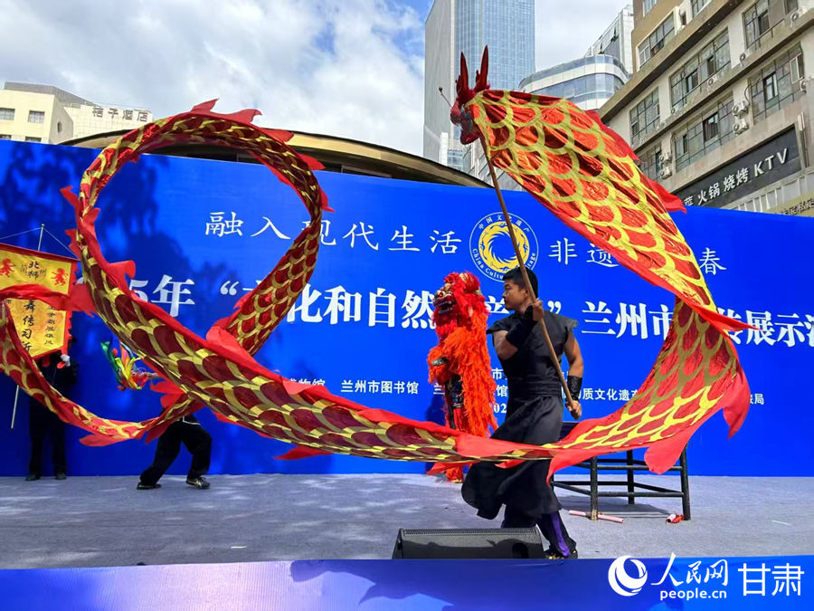 柴宗峰在2025年“文化和自然遺產(chǎn)日”蘭州市非遺宣傳展示活動(dòng)中表演舞獅。人民網(wǎng)記者 焦隆攝
