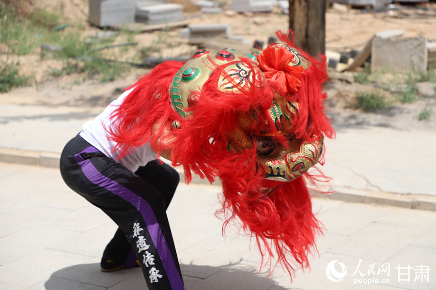 柴宗峰在桃林村展示蘭州北獅風(fēng)采。人民網(wǎng)記者 焦隆攝