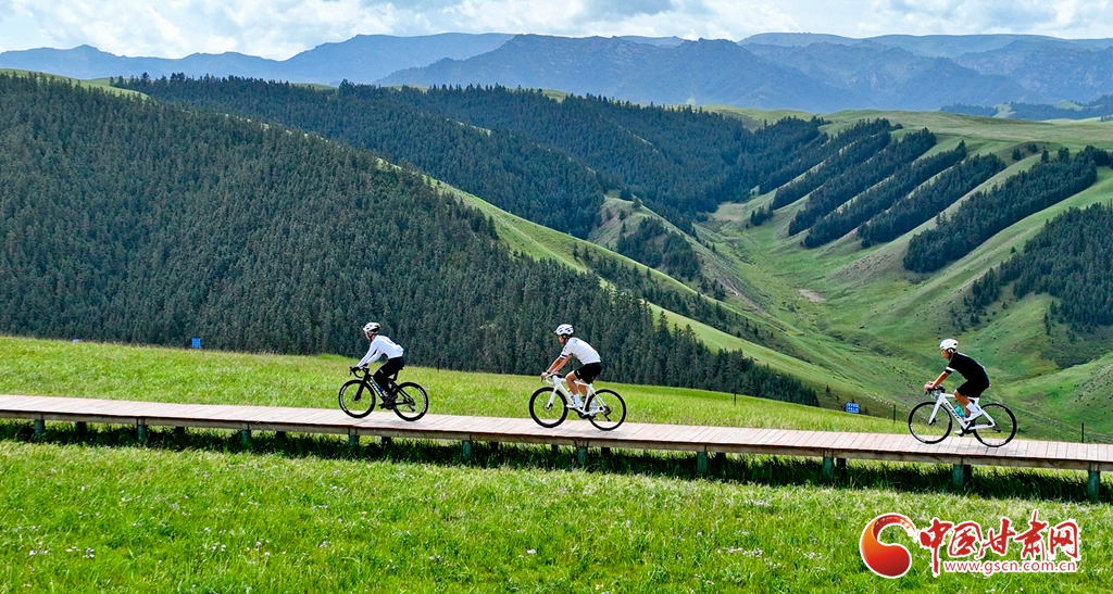 肅南:騎游飽覽青山綠水